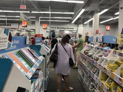 美國開學(xué)季將至 華人家長買文具省錢經(jīng)驗(yàn)多